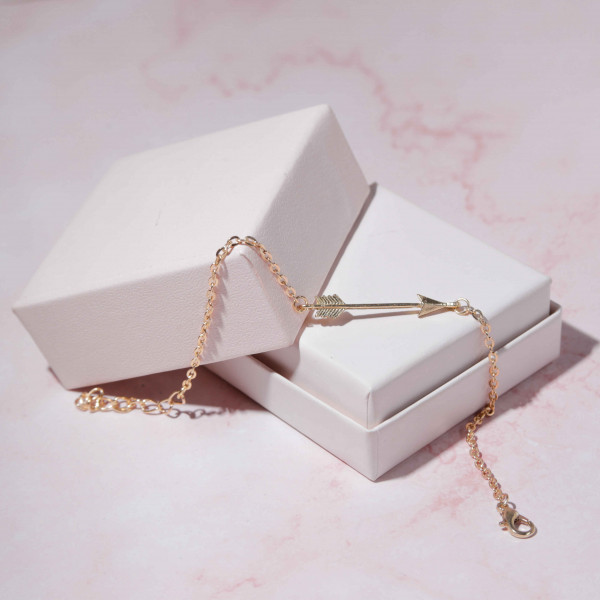 Yellow Gold Bracelet with Arrow Shape in the Middle